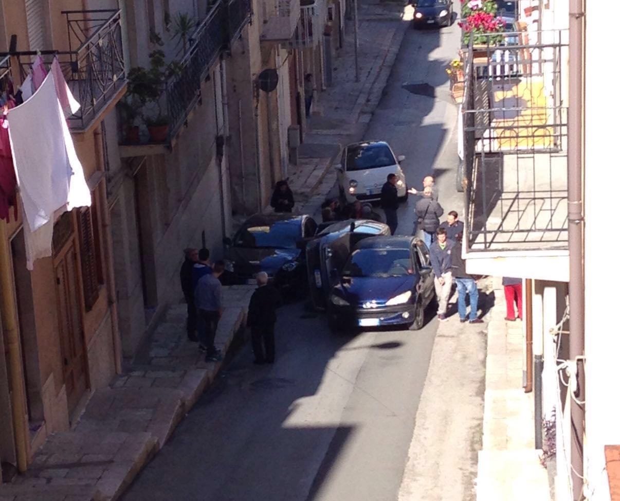 Alcamo-Auto a folle corsa nella via Lazio: schianto, paura e traffico in tilt