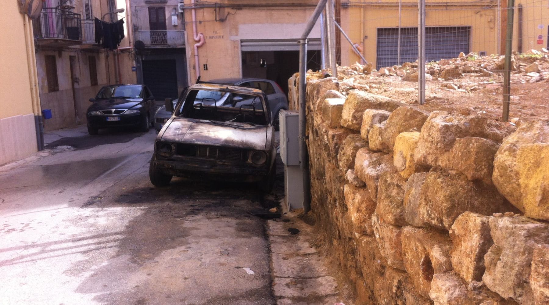 Alcamo-A fuoco furgoncino nel centro storico, ipotesi dolo