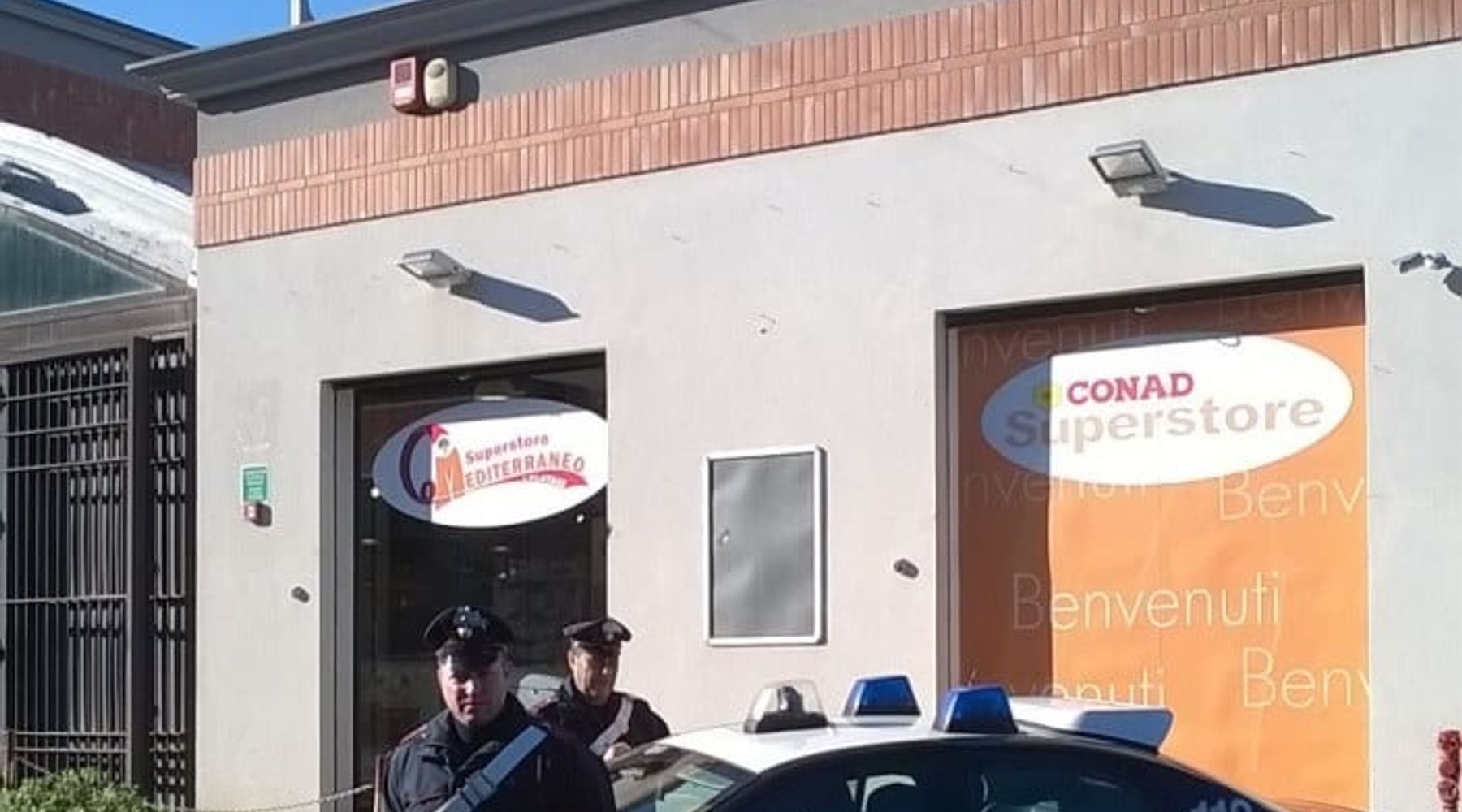 Rubano liquori e caffè al supermercato, da Alcamo tre in manette