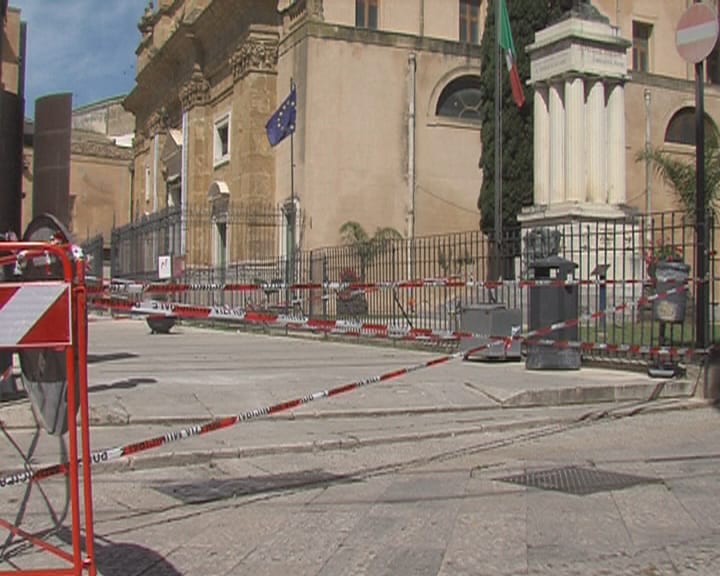 Alcamo-Spuntano anche le basole-killer, transenne in centro