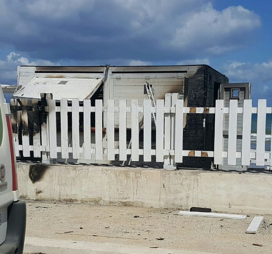 Balestrate-A fuoco il lido “Le Vele”, dubbi sulla matrice del rogo