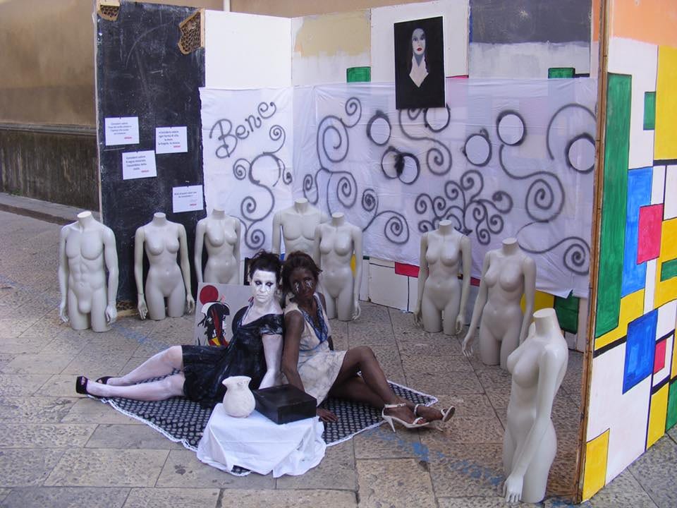 Alcamo-“Arte in corso”: colori, foto e quadri nell’isola pedonale