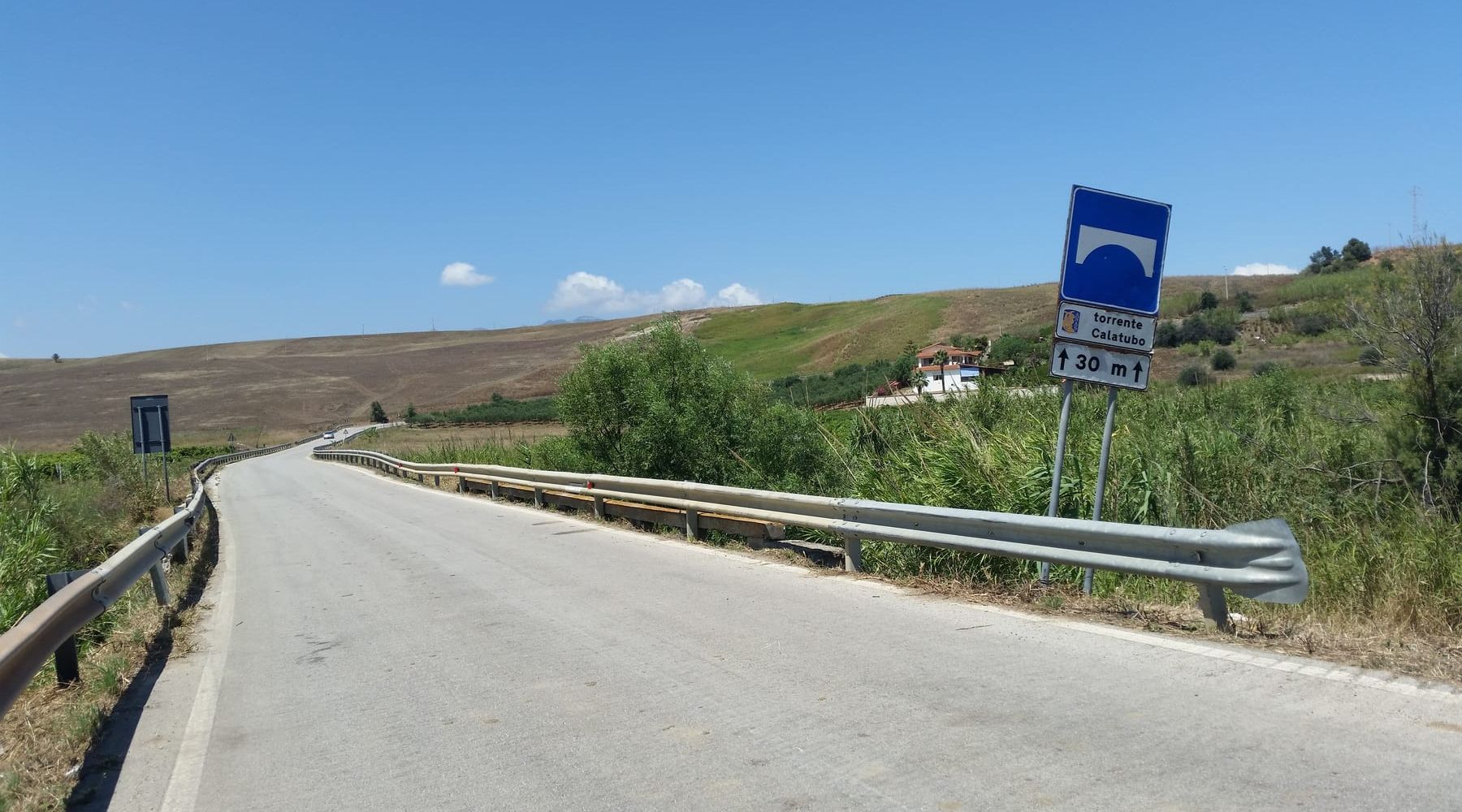 Fuori strada con lo scooter tra Alcamo e Balestrate, salvato dai canneti