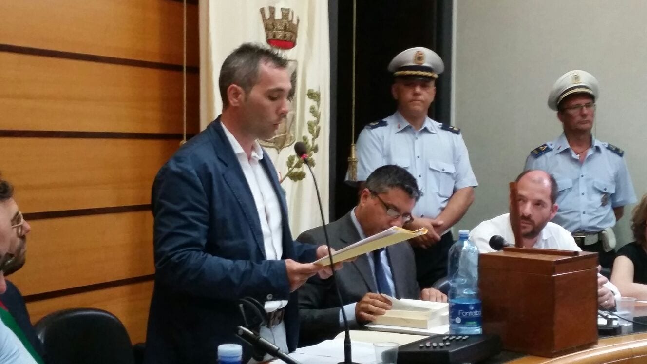 Alcamo-Si insedia il consiglio, subito mano ai costi della politica. M5s pigliatutto