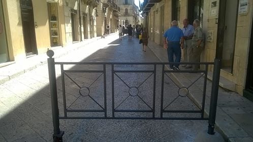 Alcamo-Si abbellisce l’isola pedonale del corso stretto