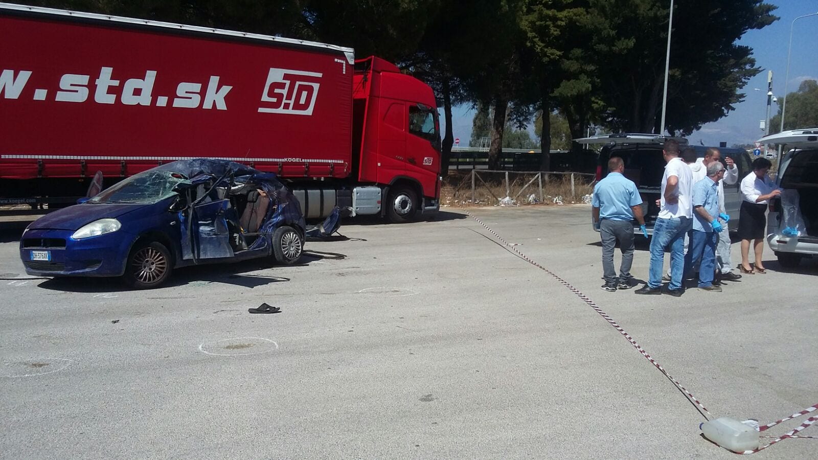 Castellammare del Golfo-Auto proiettile contro un tir, tre morti alla piazzola "Costa Gaia"