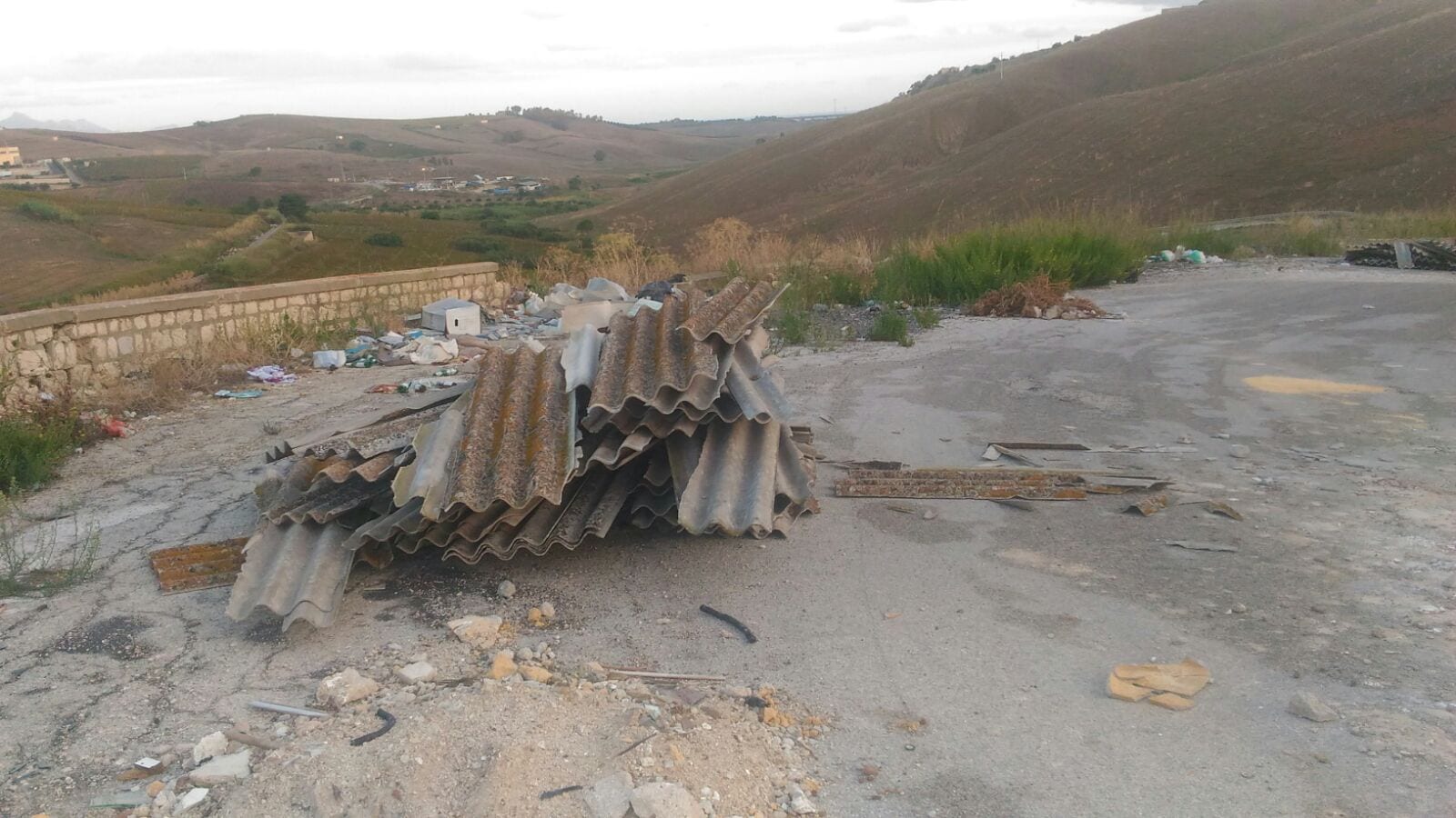 Alcamo-Ancora amianto abbandonato, lastre scoperte vicino alla discarica