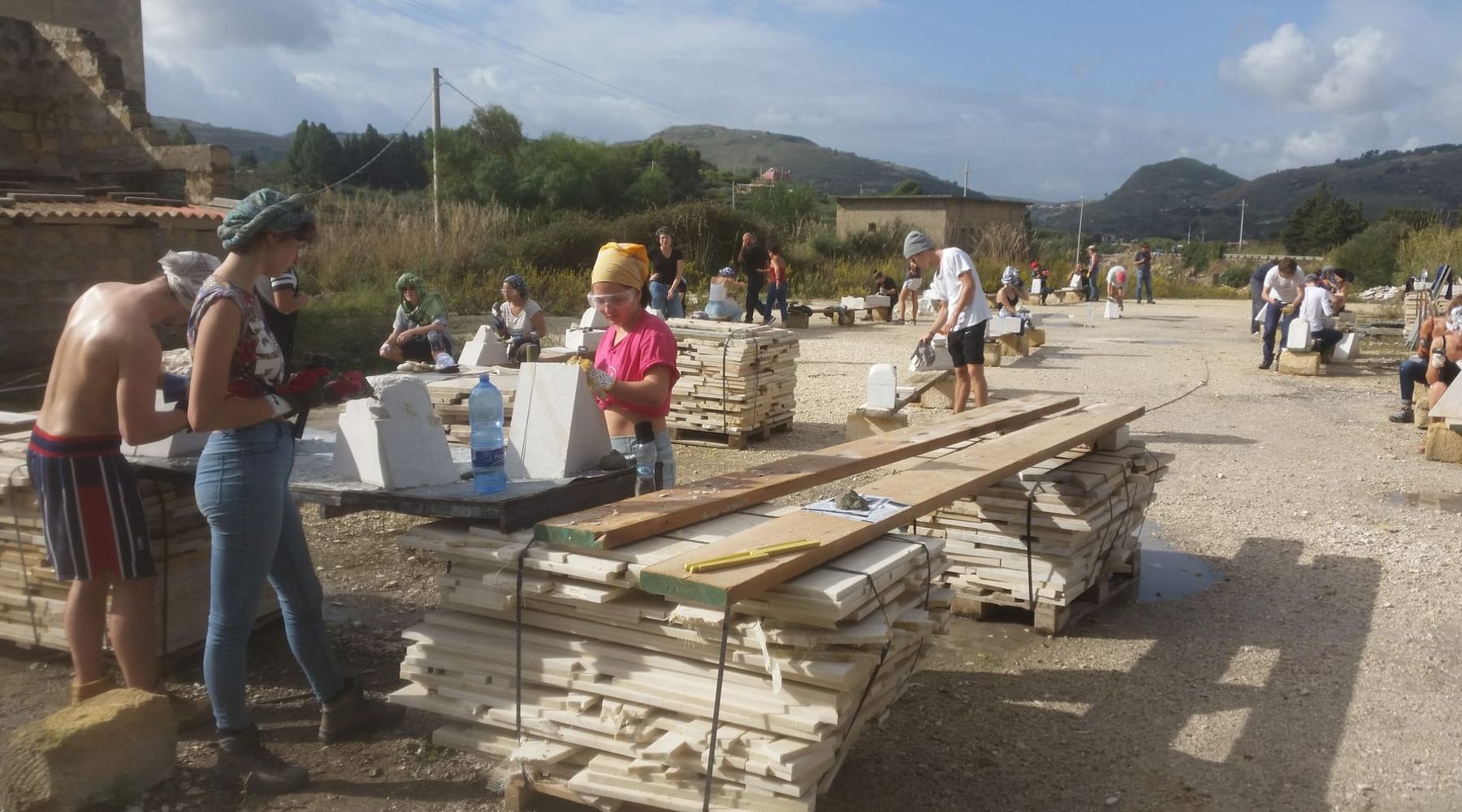 Alcamo-Lavorazione della pietra, studenti svizzeri a lezione dai Maestri Evola