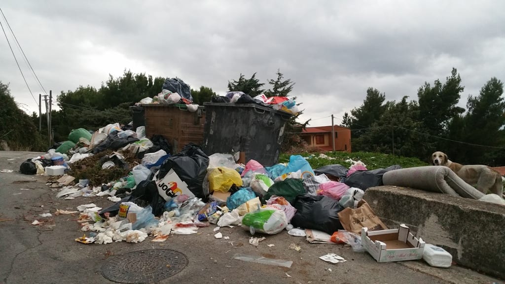 Borgetto-Romitello sommersa dai rifiuti, ancora demolita dai turisti