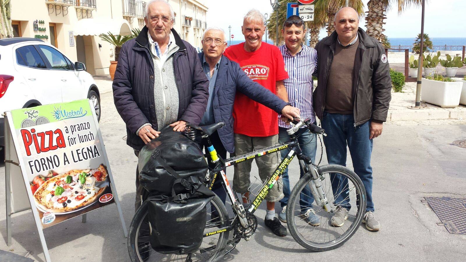 Castellammare del Golfo-Il giramondo di 80 anni fa tappa in città con la sua incredibile storia