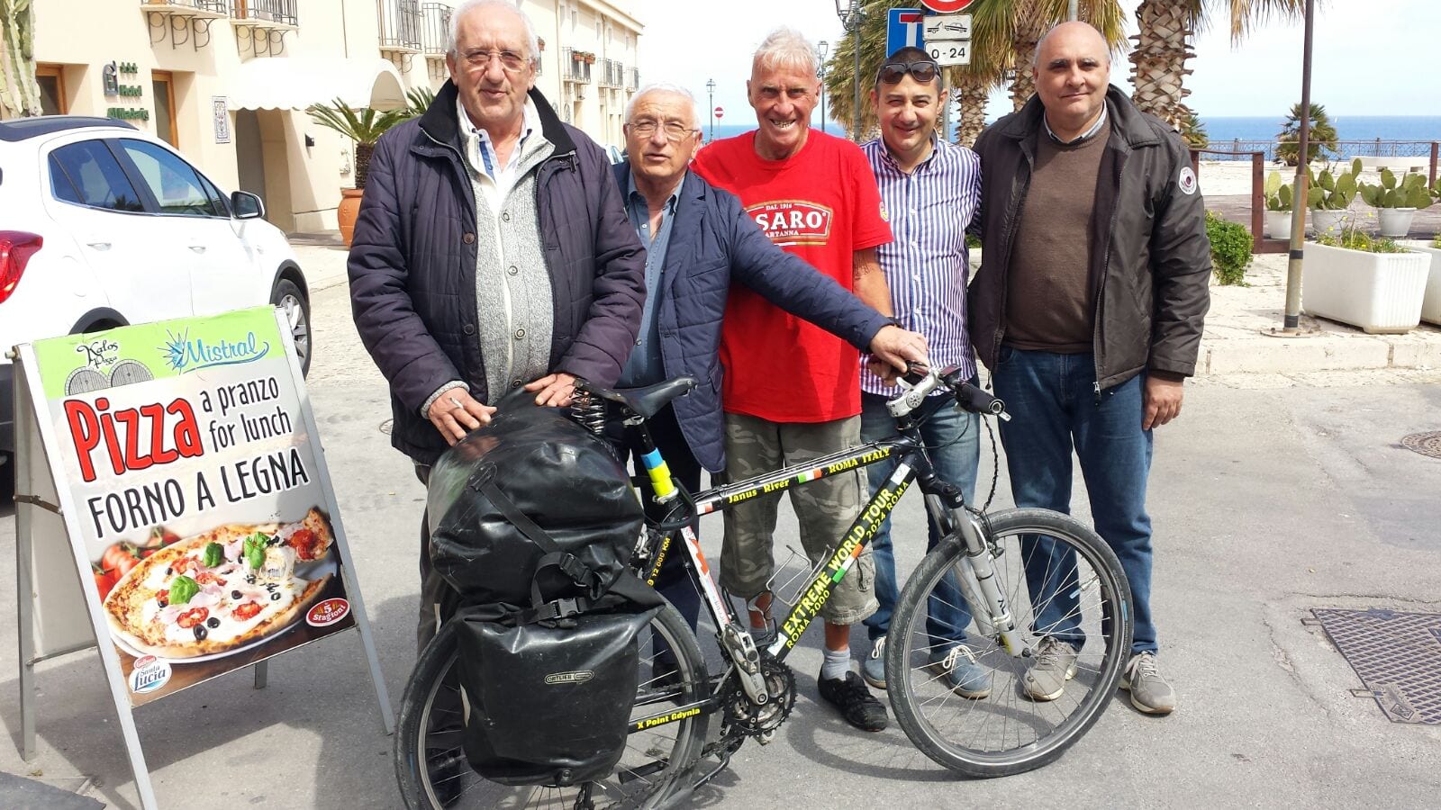 Alcamo-L’80enne ciclista giramondo Janus River fa tappa in città
