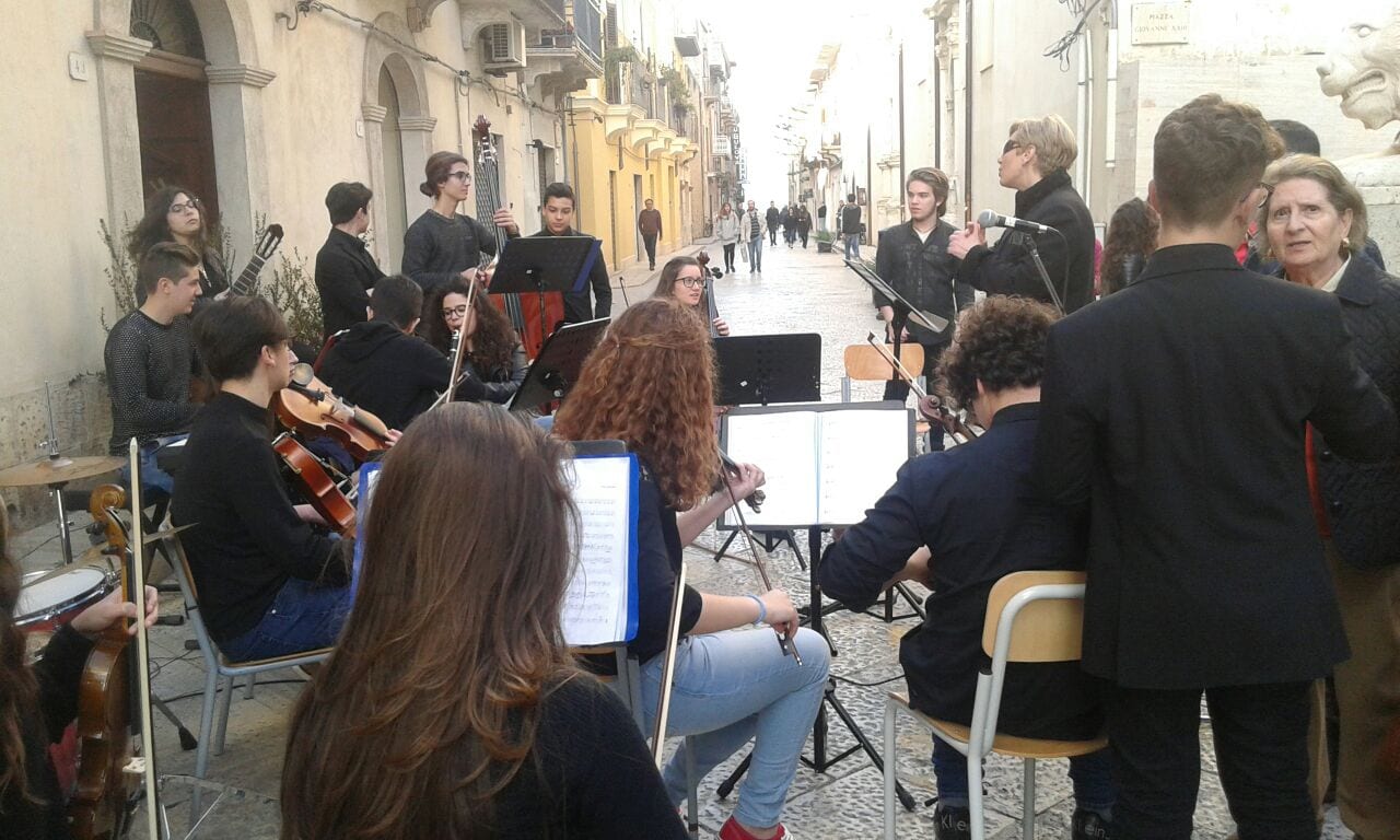 Alcamo-Manifestazioni nel corso stretto dell'istituto Magistrale