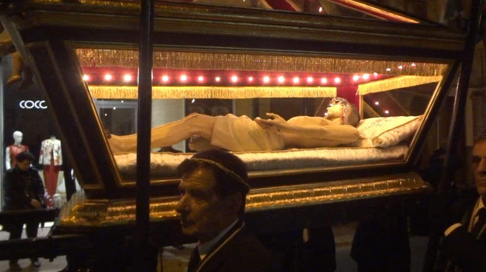 Alcamo-Venerdì santo tra fede e devozione, la banda “diserta” la processione