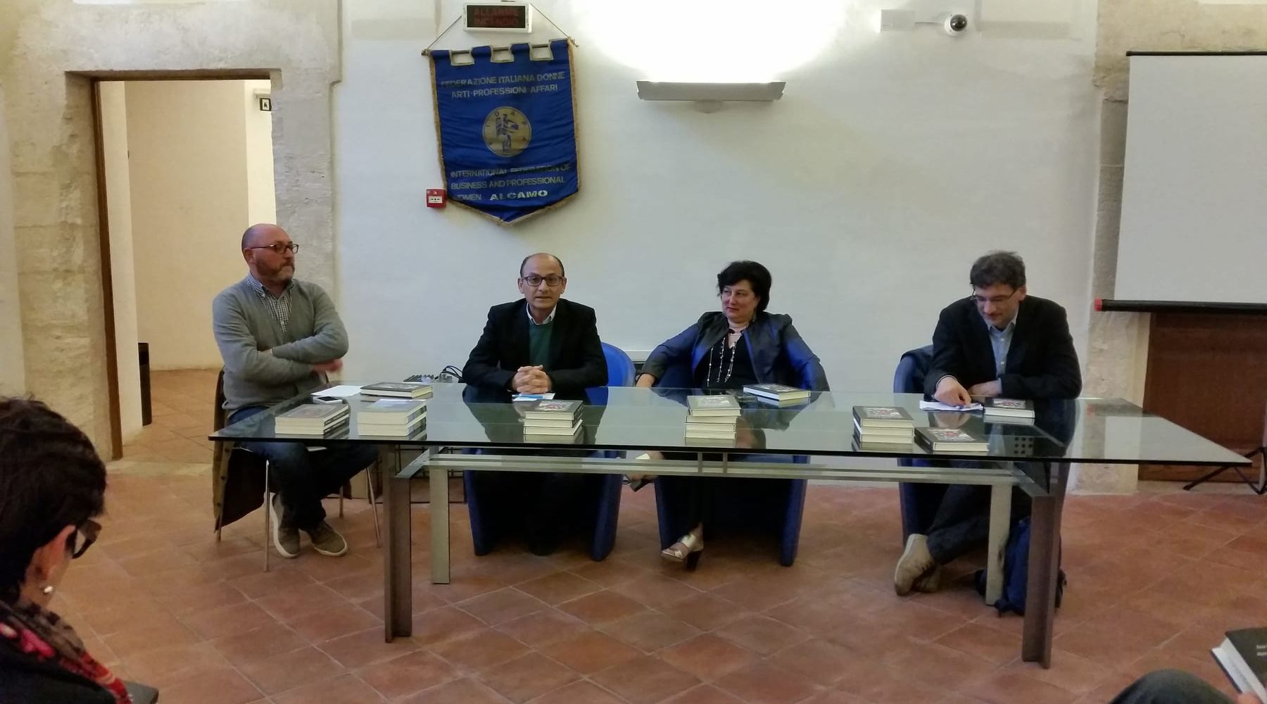 Alcamo-"I ricordi hanno le gambe lunghe": presentato il libro di Enzo Di Pasquale-Fabio Stassi