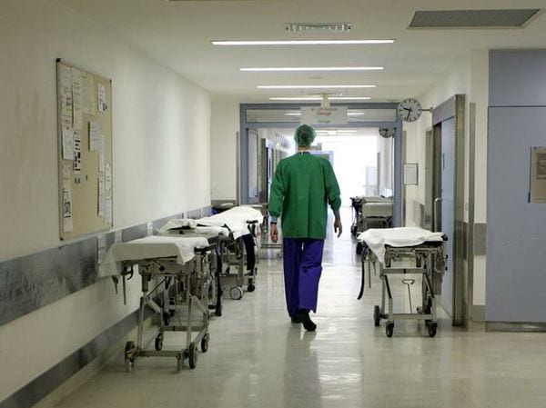 Fuori pericolo il bimbo aggredito da due alani. Lunga la guarigione