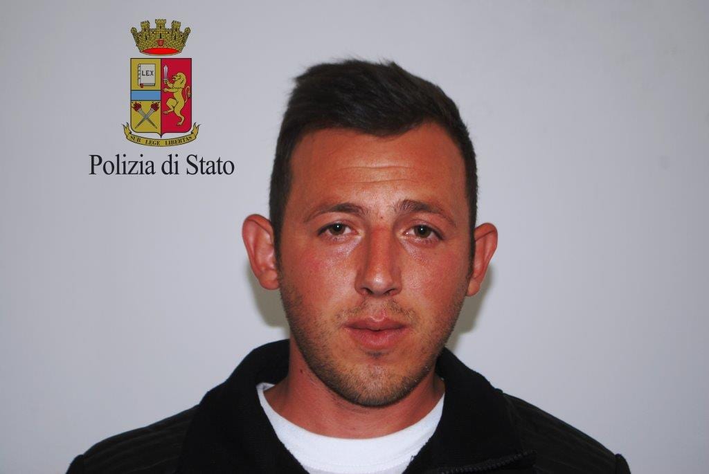 Alcamo-Lancia dal finestrino dell'auto mezzo chilo di droga e tenta la fuga: alcamese arrestato