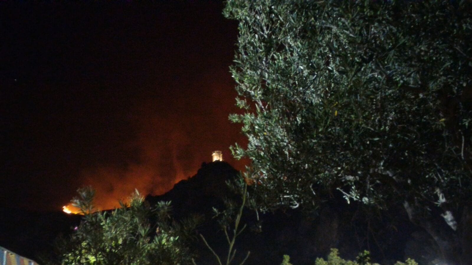 Bruciano Castellammare del Golfo ed Alcamo: un forestale ustionato, un altro intossicato