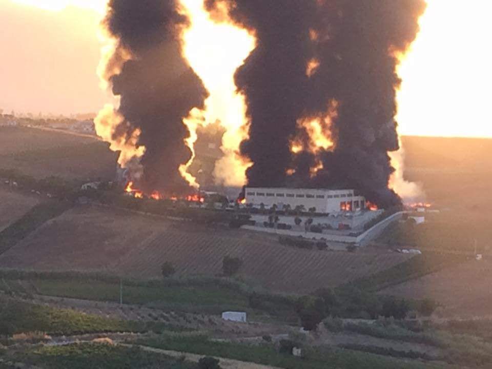 Alcamo-Incendio a ditta di smaltimento rifiuti, ora è paura inquinamento