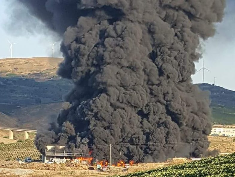 Alcamo-incendio deposito rifiuti: Procura apre fascicolo, oggi primi sopralluoghi (VIDEO)