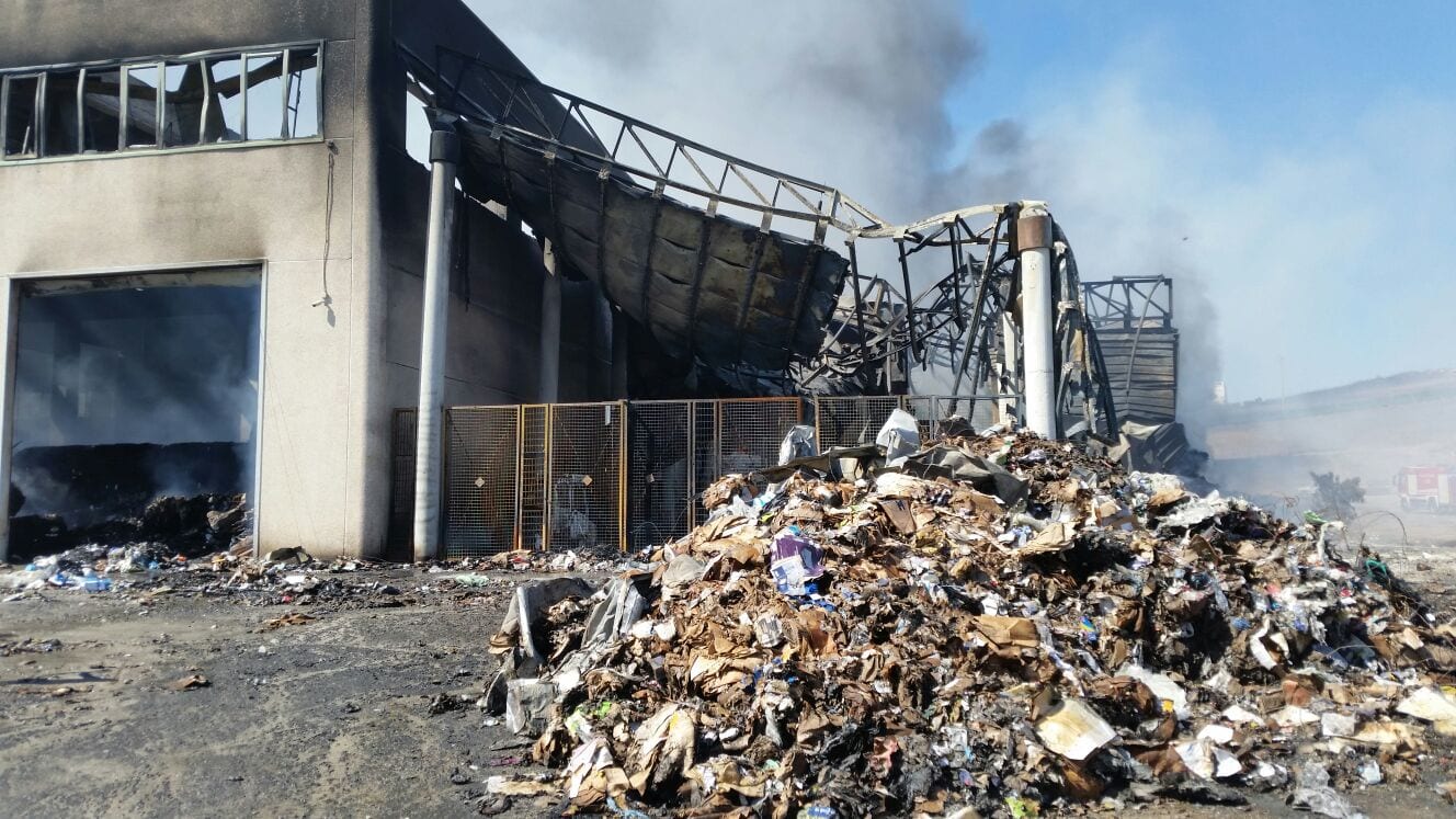 Alcamo-Incendio ditta rifiuti, niente elettricità: Alpa Uno non va in onda; rinviati anche gli spettacoli di "Alcamo estate"