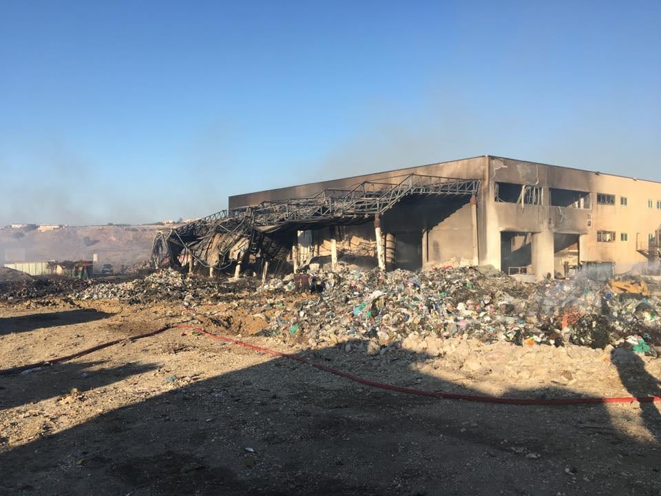 Alcamo-Incendio deposito rifiuti, ultimazione bonifica: attesa per la diossina