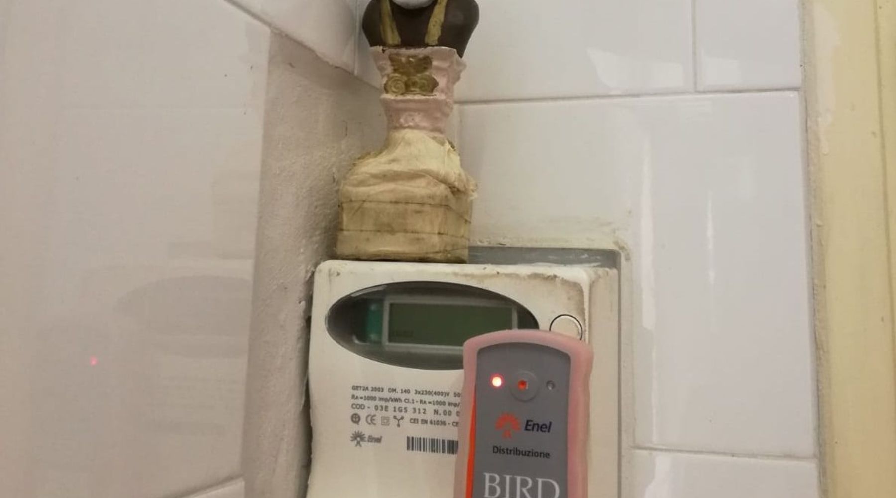 Alcamo-Sotto la statua di San Pio il magnete per rubare luce: denunciati due commercianti