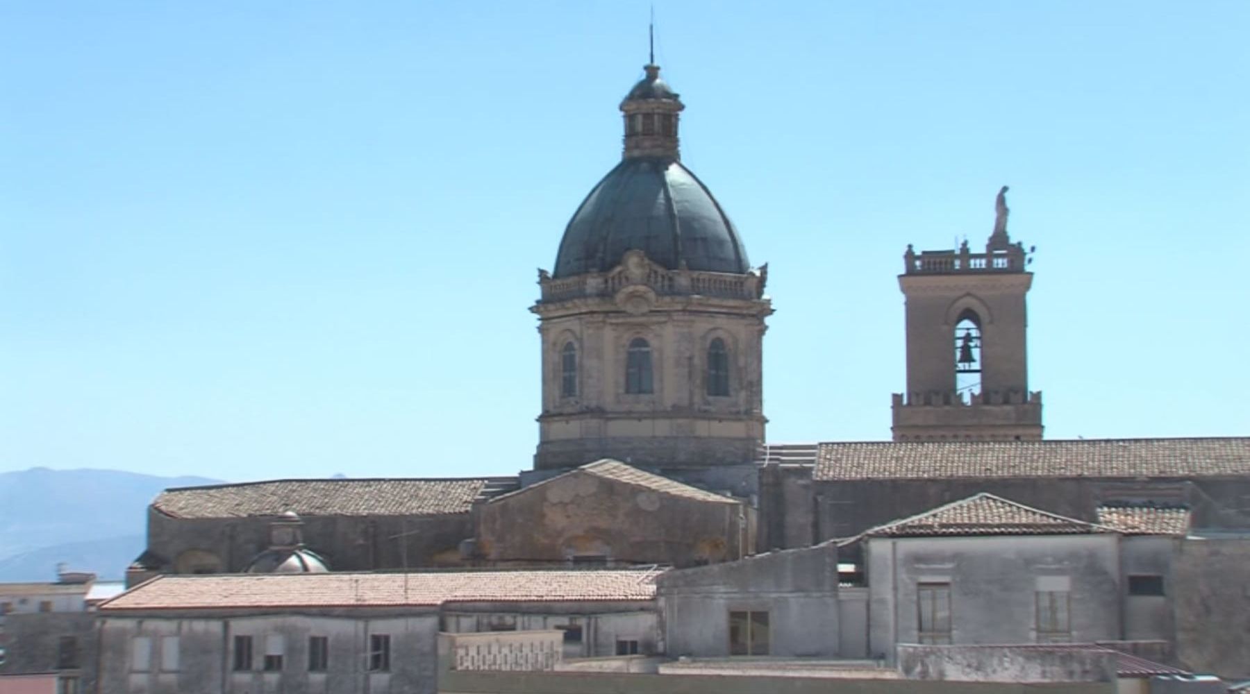 Alcamo. Chiesa Madre Cupola al buio e gli ostacoli al privato