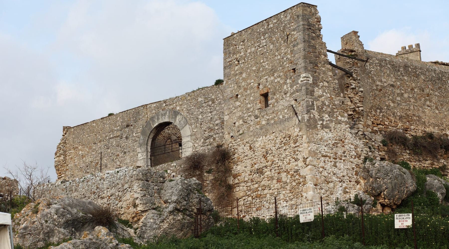 Alcamo-Castello Calatubo, si apre il cantiere: in sicurezza l’ingresso