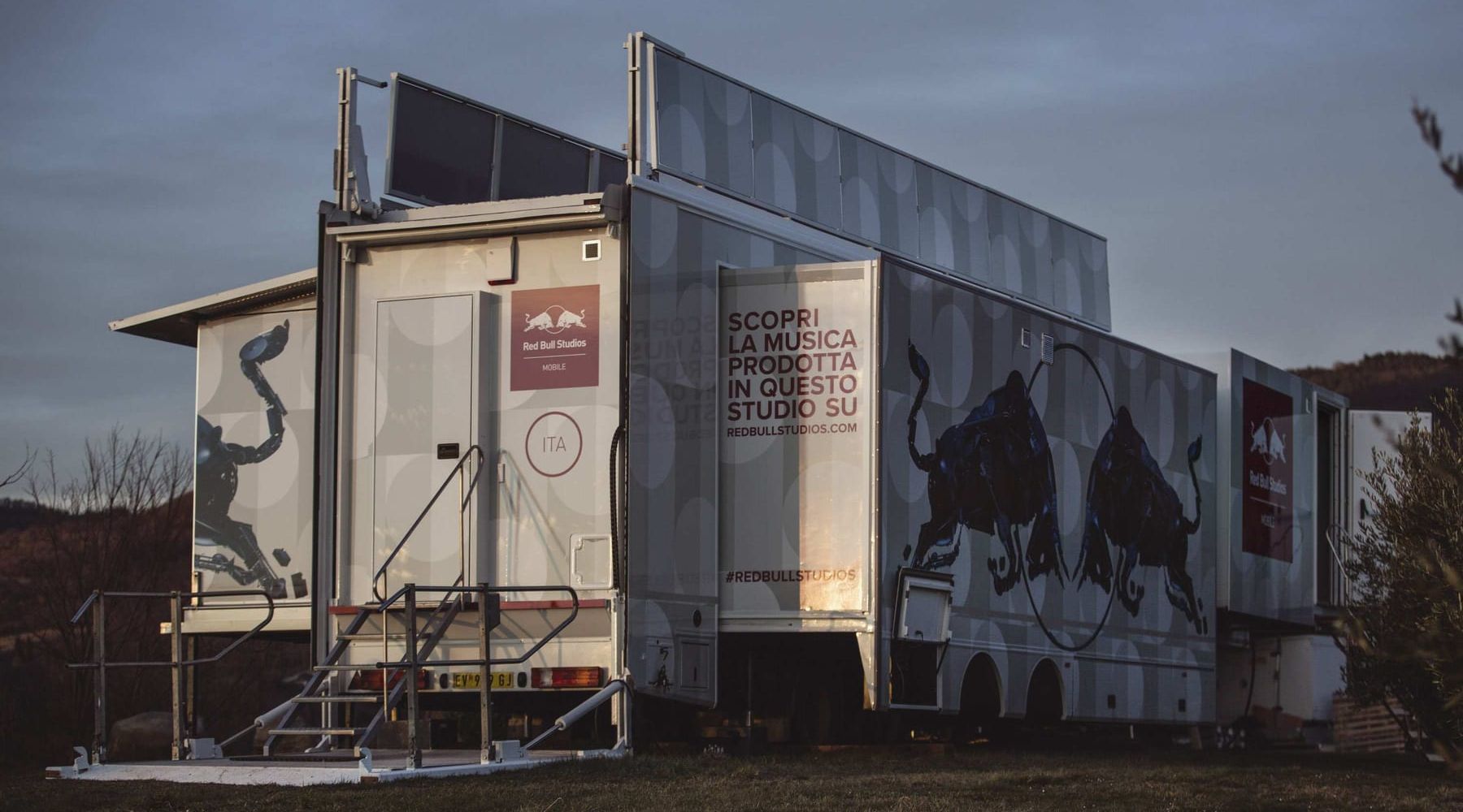C/mare del Golfo - Arrivato lo studio mobile di Red Bull, presto un videoclip sulla città