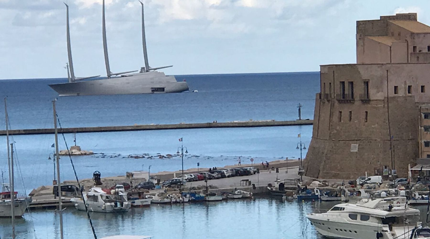 Castellammare del Golfo-Al porto arriva megayatch più grande e paparazzato del momento