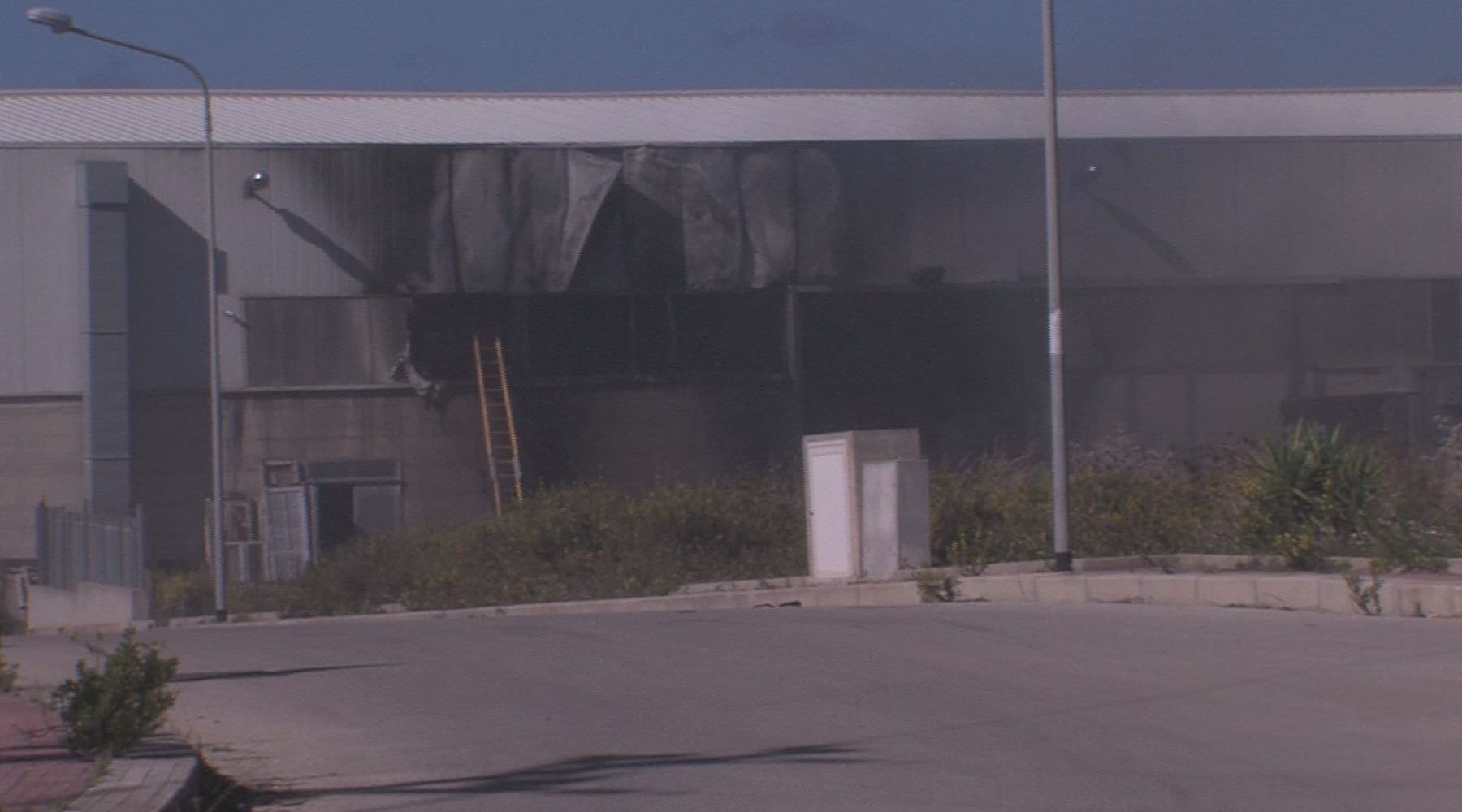 Alcamo-Incendio in capannone industriale: nessun dolo, fuoco "scappato"