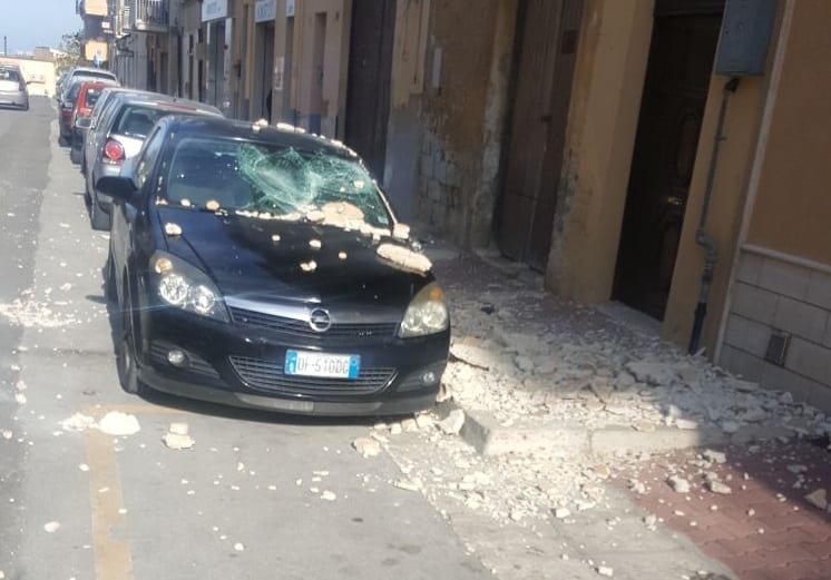 Alcamo/Castellammare del Golfo: raffiche vento, danneggiate auto e casetta di Natale