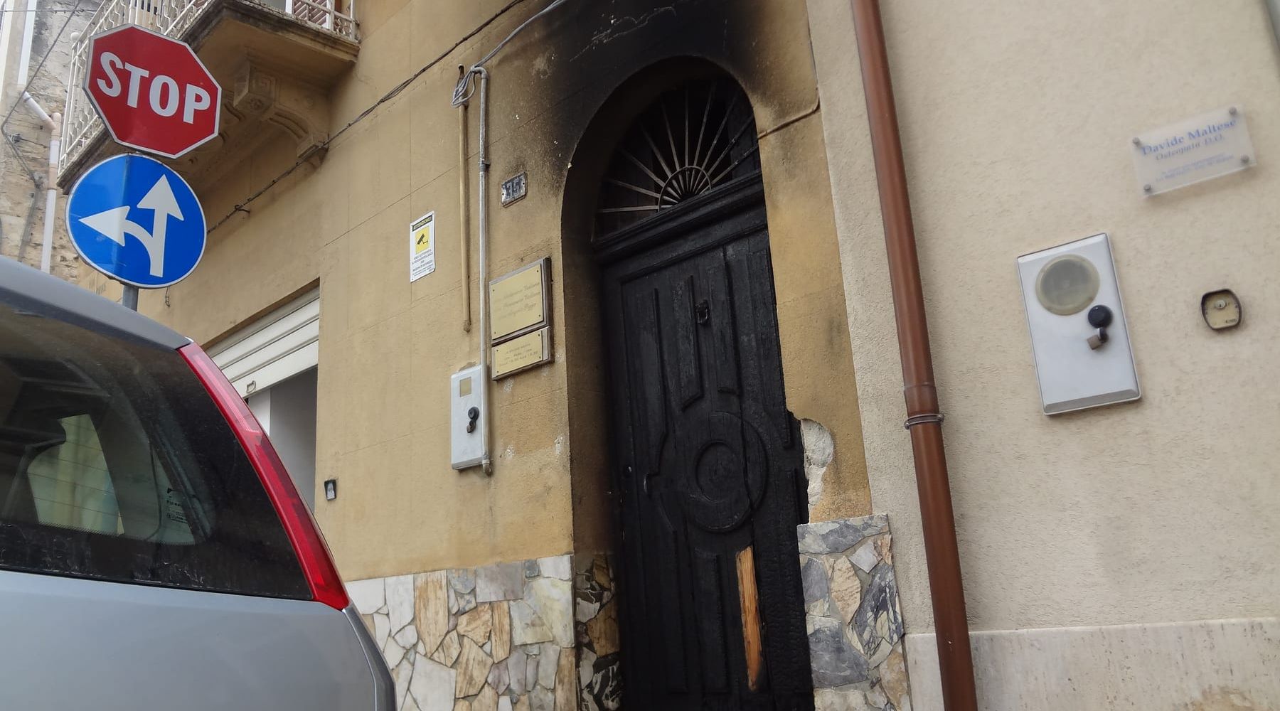 Alcamo-A fuoco portone di studio legale e auto in rione popolare