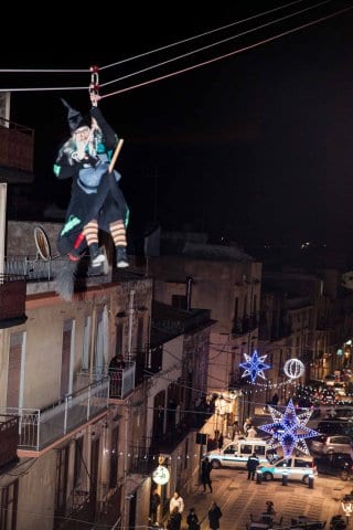 Castellammare del Golfo-Arriva la befana volando dal campanile grazie agli speleologi (VIDEO)