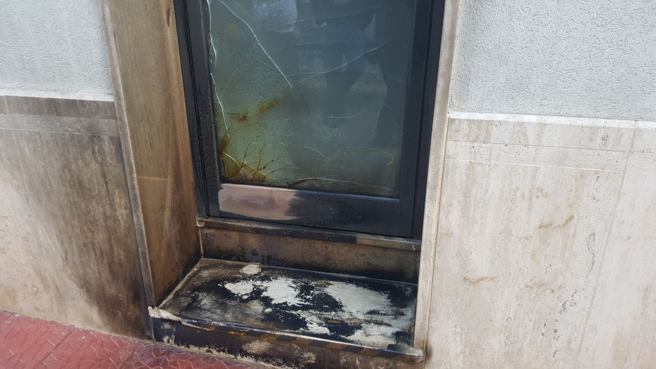 Alcamo, fuoco al portone della sala dei Testimoni di Geova: giallo sul modus operandi