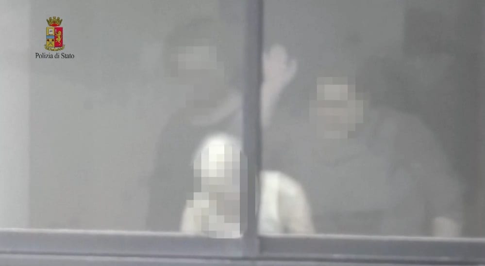 Trapani-Botte e sputi all’anziana che assistevano, due badanti arrestate