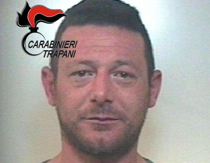 Alcamo, "incendiario seriale" evade dai domiciliari per scroccare alcolici: arrestato