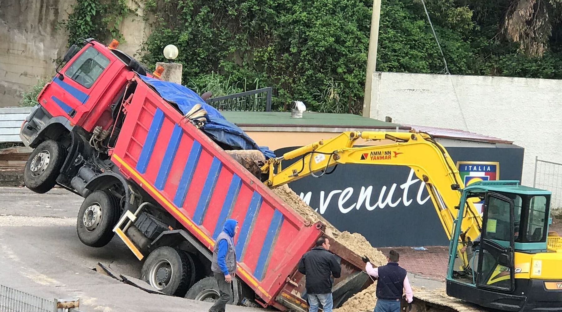 Alcamo, voragine in parcheggio supermercato: sprofonda un camion