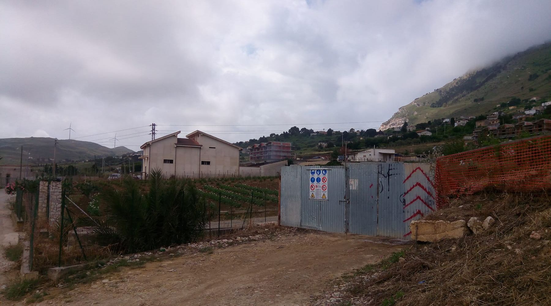 Alcamo, incendio devastante in un'autocarrozzeria: crolla il tetto
