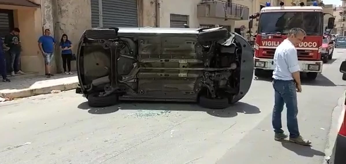 Alcamo, si ribalta con l'auto in corso dei Mille: donna ferita ma fuori pericolo