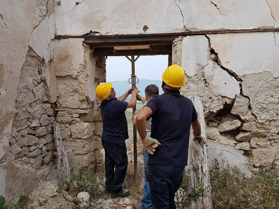Alcamo, al Castello di Calatubo Comune e volontari puntellano aree a rischio