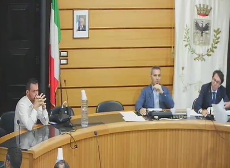 Alcamo, consiglio contro dirigenti-lumaca: ok anche a costruzione di case-vacanza (VIDEO)