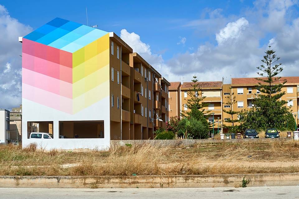 Alcamo, mega murales alle case popolari con indennità sindaco, giunta e presidente del consiglio