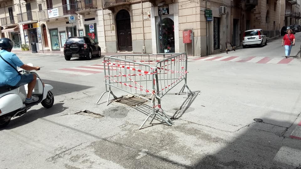 Alcamo. Buche e transenne ovunque
