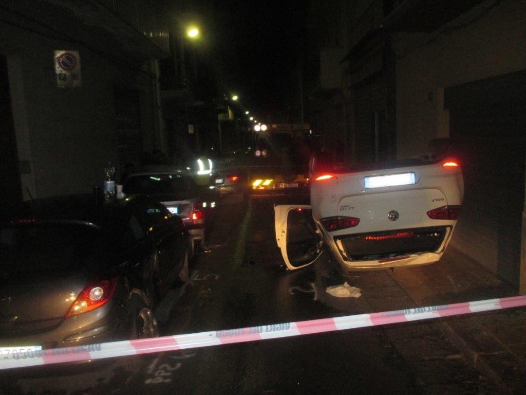 Auto proiettile in via Vitt.Veneto, danni a mezzi posteggiati e casa