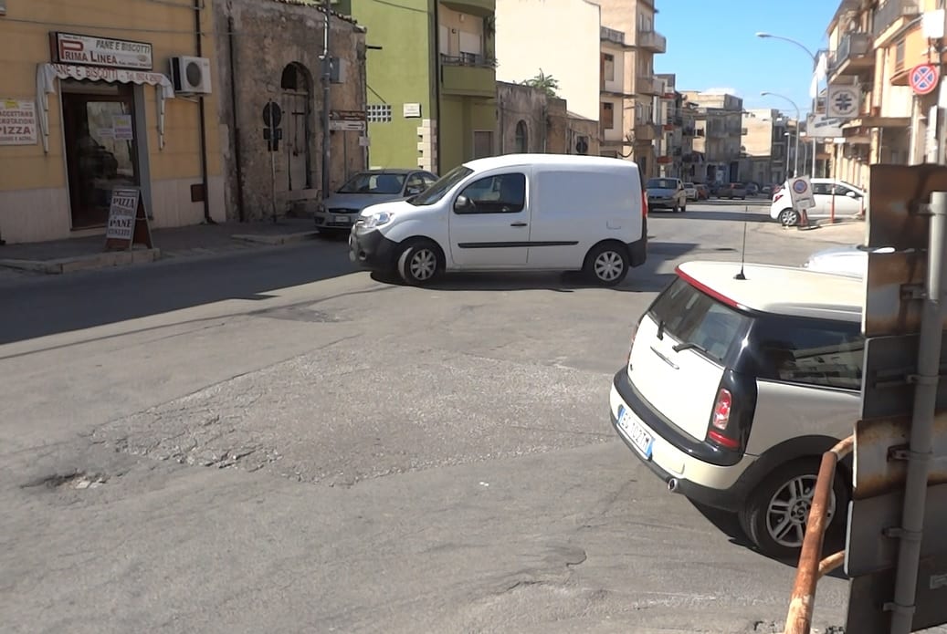 Alcamo, si apre cantiere in corso Generale dei Medici: si rifanno marciapiedi e asfalto