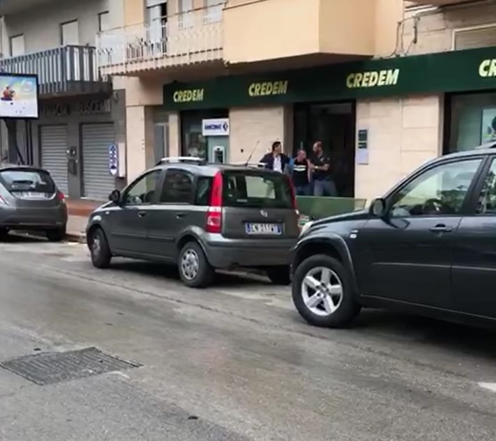 Alcamo, polizia sventa rapina in una banca di viale Europa: scattano due arresti