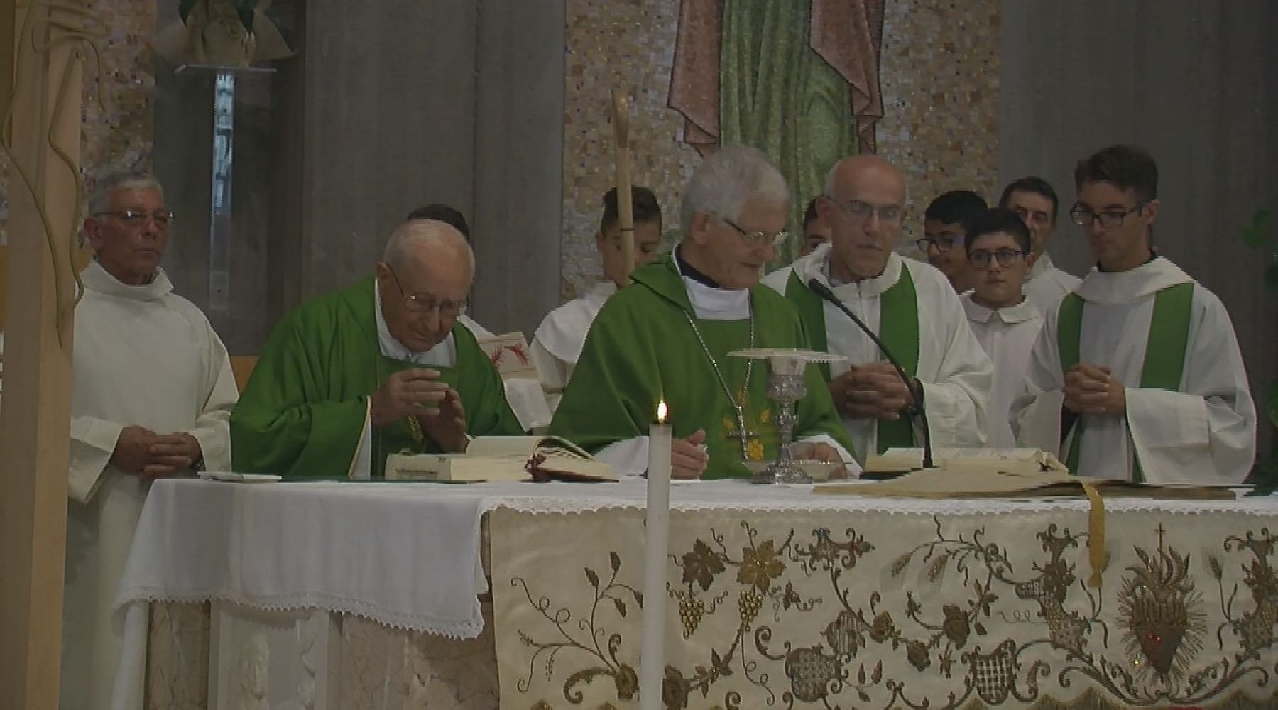 Alcamo-Mezzo secolo di vita per la chiesa del Sacro Cuore, grande festa con il vescovo e il primo parroco