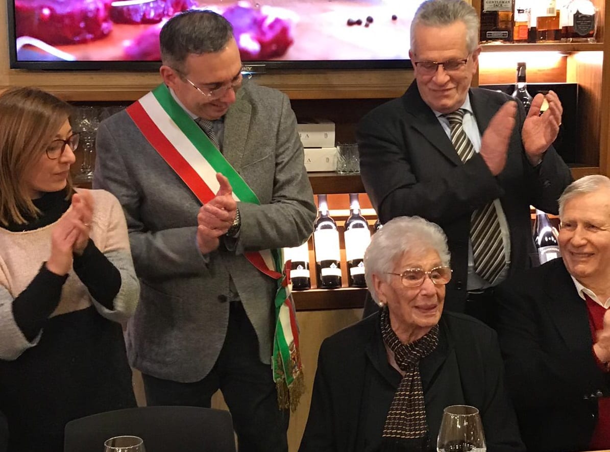Castellammare del Golfo, nonnina longeva compie 105 anni: targa dal Comune