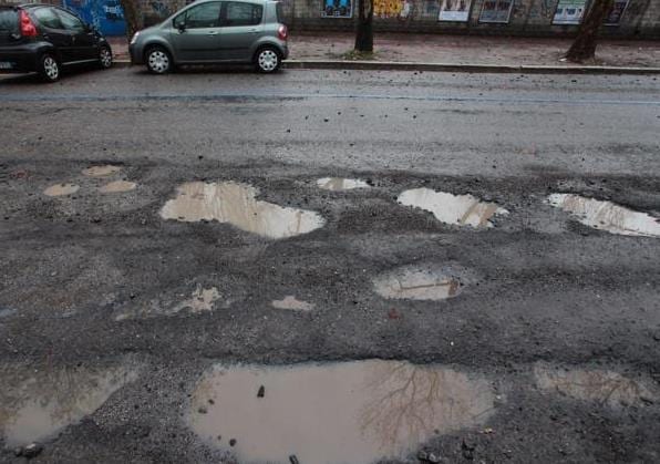 Alcamo Strade piene di buche e lo “scaffa day”